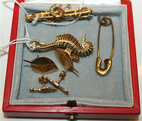 Yellow metal, ruby & seed pearl bar brooch, 9ct gold safety pin, 9ct seahorse brooch & stud earrings & pair 9ct leaf stud earrings